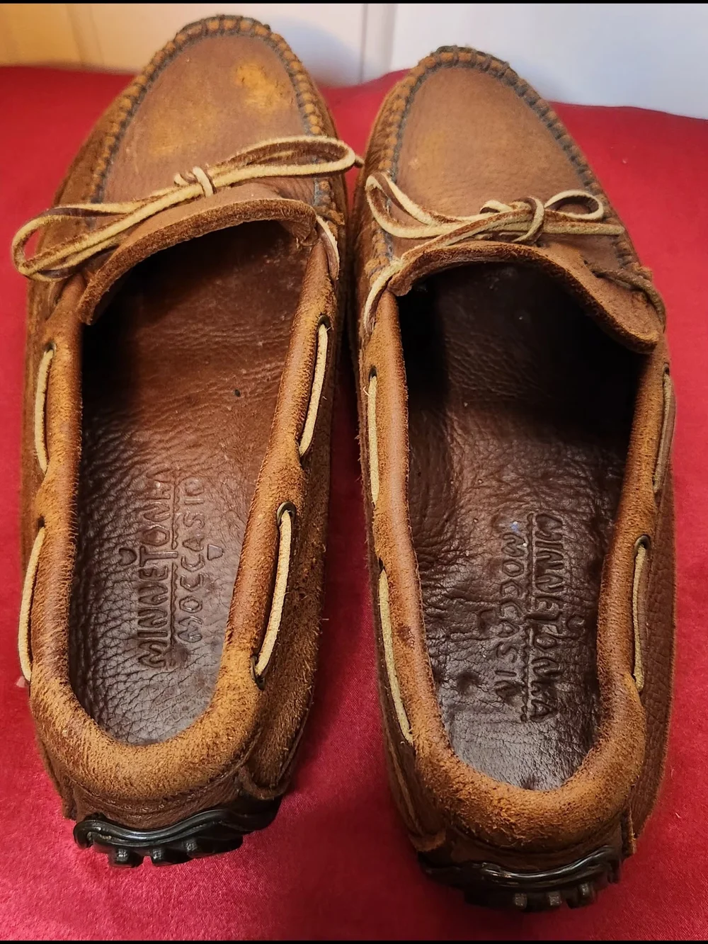 Minnetonka Men's Brown Leather Moccasin Boat Shoes Size 8.5 with Flaw -See photo